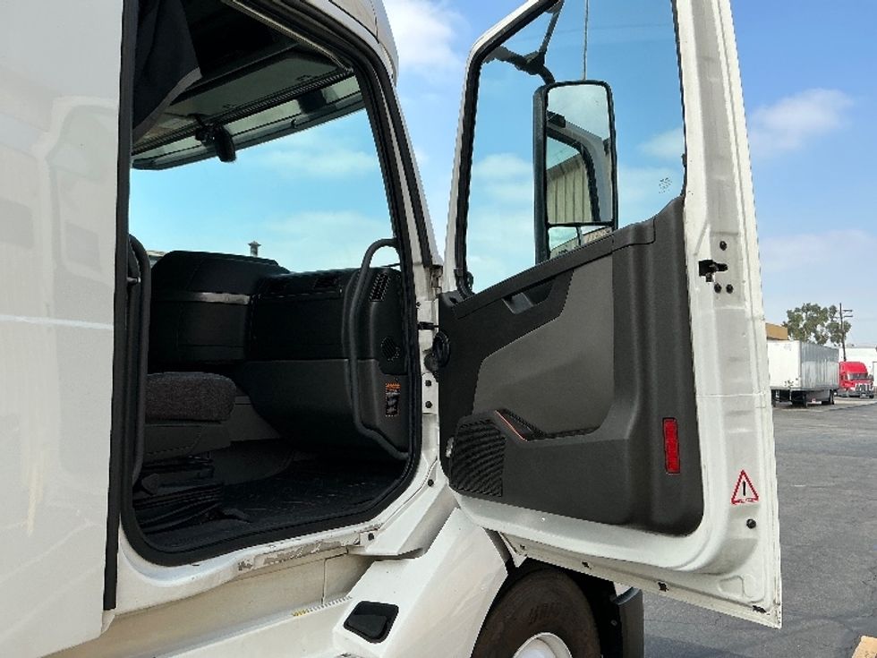 Sleeper Tractor-Heavy Duty Tractors-Volvo-2022-VNL64760-Montebello-CA-513,447\n\t\tmiles-$ 71,000 - Image 13
