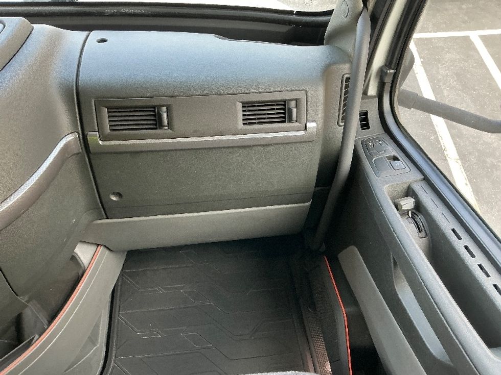 Sleeper Tractor-Heavy Duty Tractors-Volvo-2022-VNL64760-Montebello-CA-513,447\n\t\tmiles-$ 71,000 - Image 14