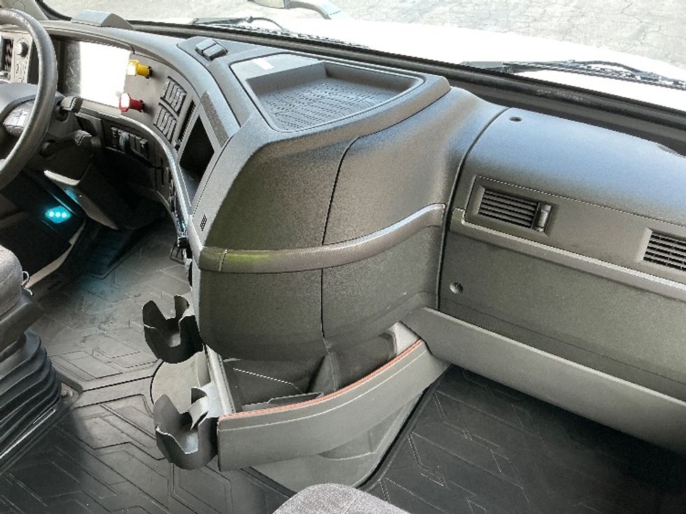 Sleeper Tractor-Heavy Duty Tractors-Volvo-2022-VNL64760-Montebello-CA-513,447\n\t\tmiles-$ 71,000 - Image 15