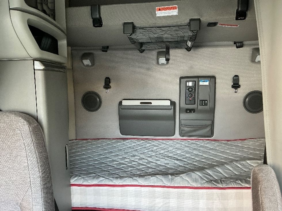 Sleeper Tractor-Heavy Duty Tractors-Volvo-2022-VNL64760-Montebello-CA-513,447\n\t\tmiles-$ 71,000 - Image 16