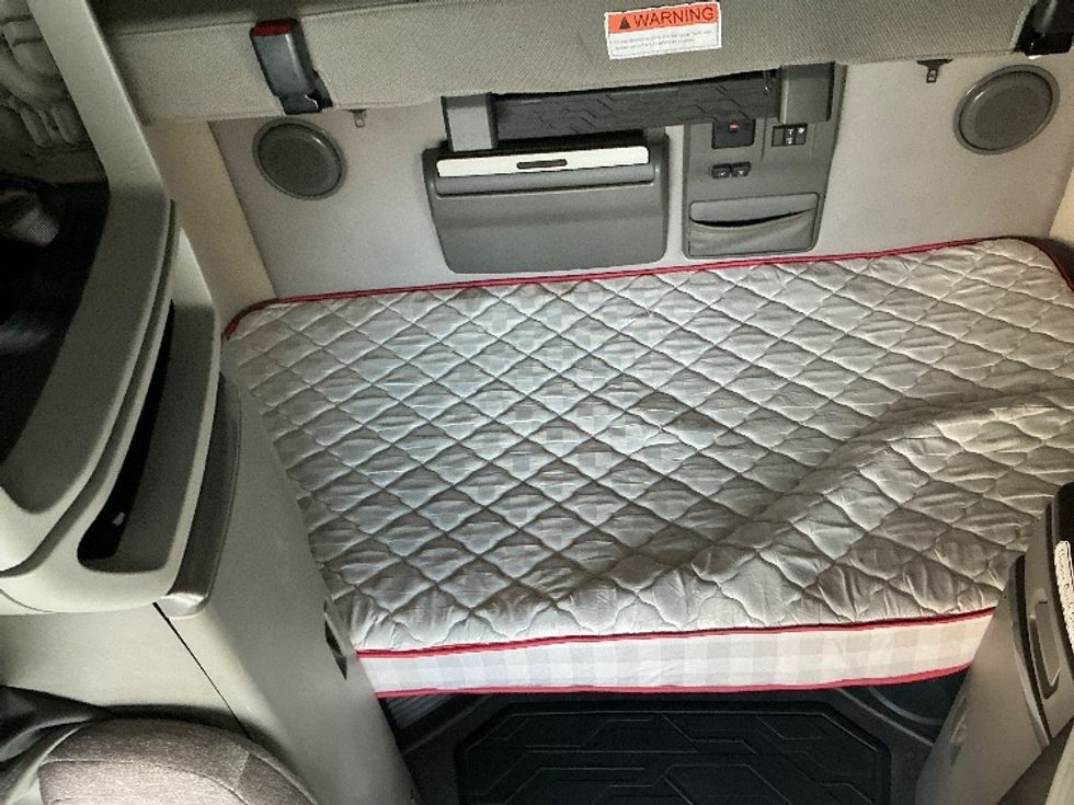 Sleeper Tractor-Heavy Duty Tractors-Volvo-2022-VNL64760-Montebello-CA-513,447\n\t\tmiles-$ 71,000 - Image 17