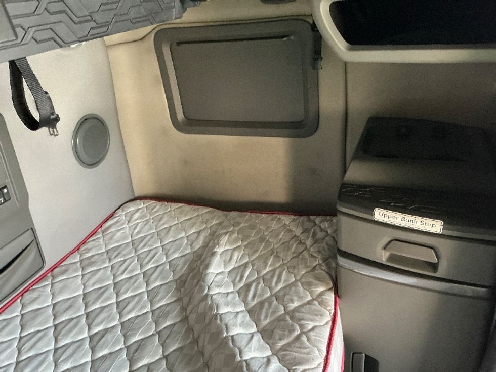 Sleeper Tractor-Heavy Duty Tractors-Volvo-2022-VNL64760-Montebello-CA-513,447\n\t\tmiles-$ 71,000 - Image 18