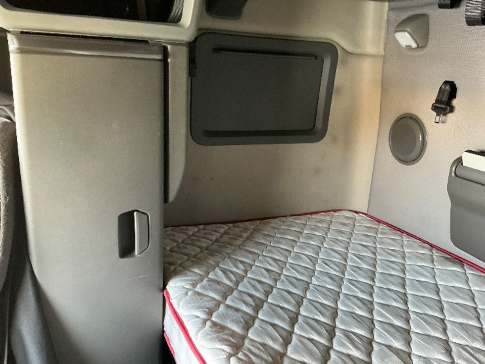 Sleeper Tractor-Heavy Duty Tractors-Volvo-2022-VNL64760-Montebello-CA-513,447\n\t\tmiles-$ 71,000 - Image 19