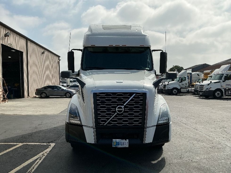 Sleeper Tractor-Heavy Duty Tractors-Volvo-2022-VNL64760-Montebello-CA-513,447\n\t\tmiles-$ 71,000 - Image 2