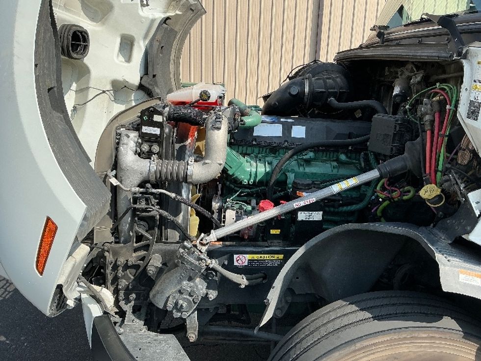 Sleeper Tractor-Heavy Duty Tractors-Volvo-2022-VNL64760-Montebello-CA-513,447\n\t\tmiles-$ 71,000 - Image 21