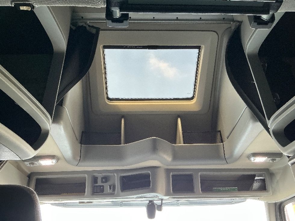 Sleeper Tractor-Heavy Duty Tractors-Volvo-2022-VNL64760-Montebello-CA-513,447\n\t\tmiles-$ 71,000 - Image 23