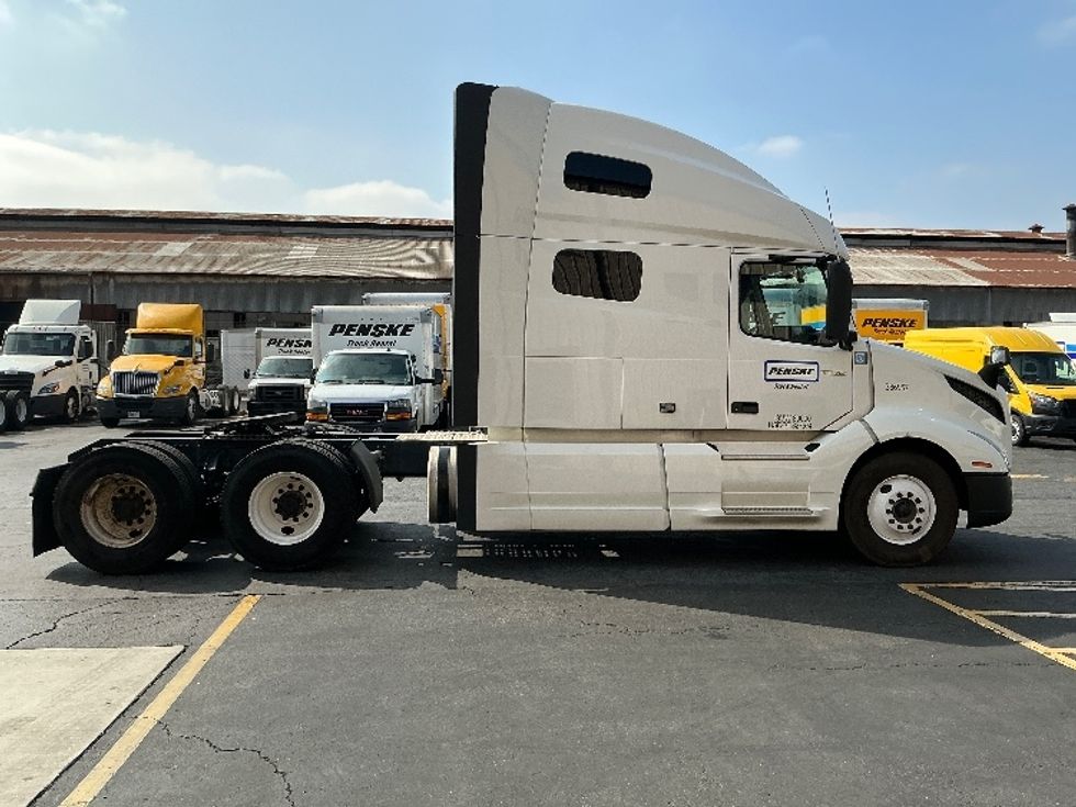 Sleeper Tractor-Heavy Duty Tractors-Volvo-2022-VNL64760-Montebello-CA-513,447\n\t\tmiles-$ 71,000 - Image 8