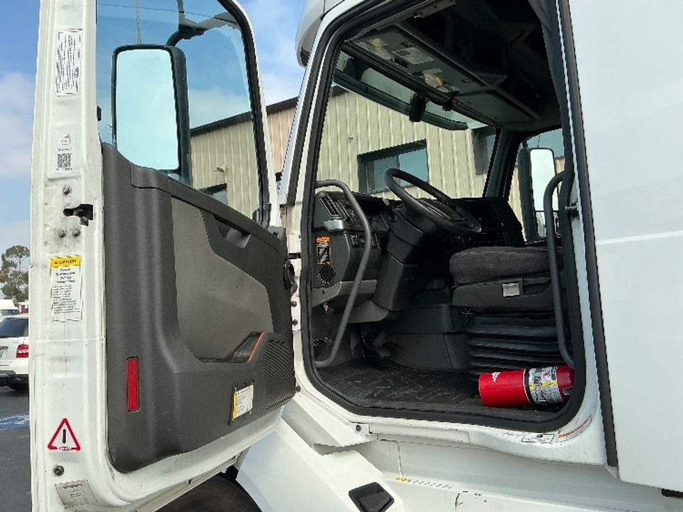 Sleeper Tractor-Heavy Duty Tractors-Volvo-2022-VNL64760-Montebello-CA-513,447\n\t\tmiles-$ 71,000 - Image 9