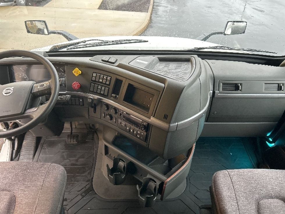 Sleeper Tractor-Heavy Duty Tractors-Volvo-2022-VNL64760-Montgomery-NY-222,743\n\t\tmiles-$ 91,750 - Image 12