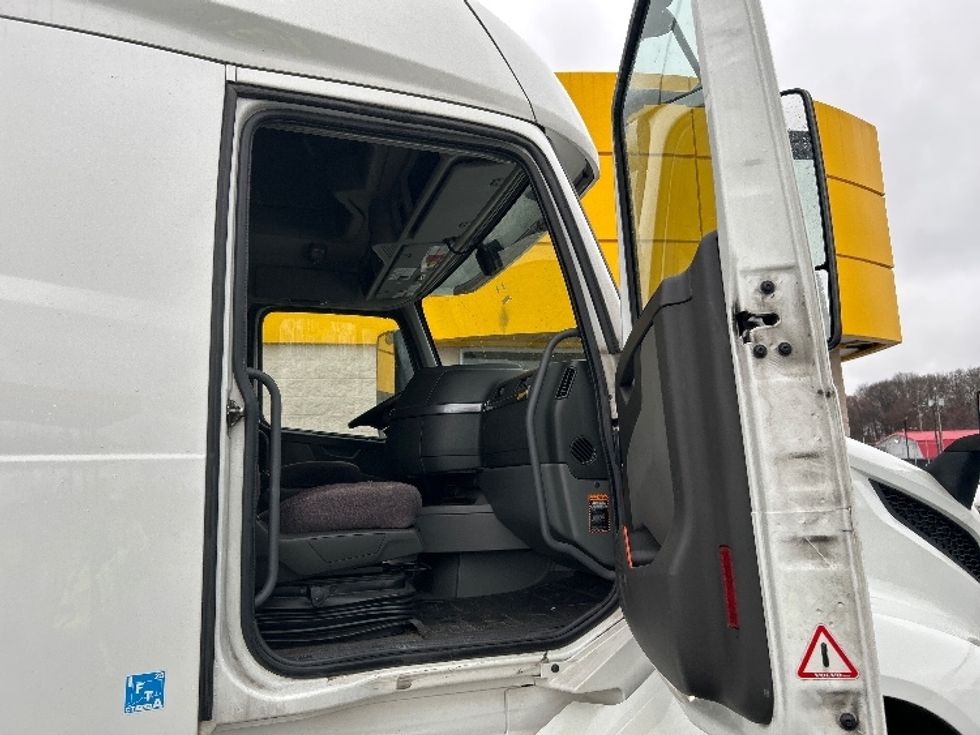 Sleeper Tractor-Heavy Duty Tractors-Volvo-2022-VNL64760-Montgomery-NY-222,743\n\t\tmiles-$ 91,750 - Image 13