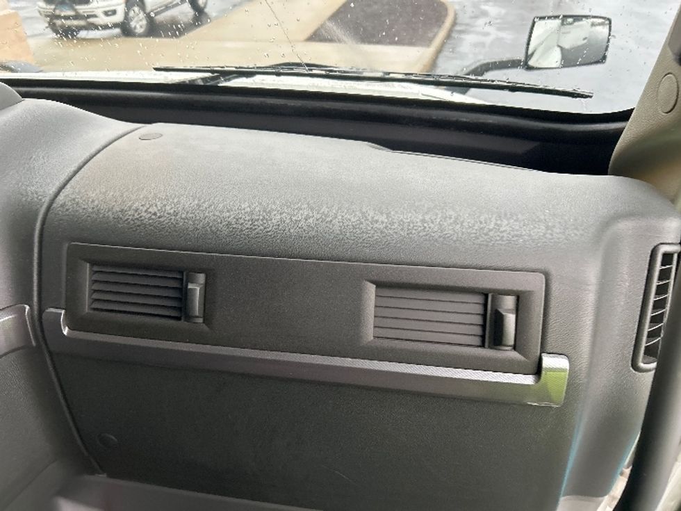 Sleeper Tractor-Heavy Duty Tractors-Volvo-2022-VNL64760-Montgomery-NY-222,743\n\t\tmiles-$ 91,750 - Image 14