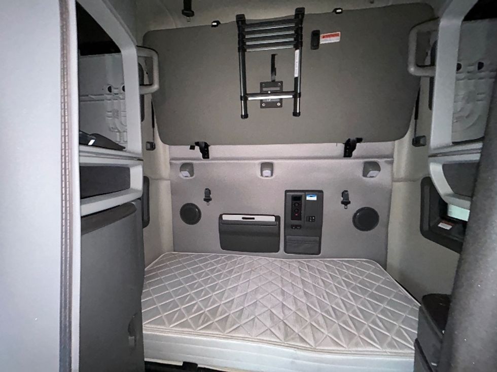 Sleeper Tractor-Heavy Duty Tractors-Volvo-2022-VNL64760-Montgomery-NY-222,743\n\t\tmiles-$ 91,750 - Image 16