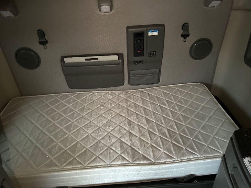 Sleeper Tractor-Heavy Duty Tractors-Volvo-2022-VNL64760-Montgomery-NY-222,743\n\t\tmiles-$ 91,750 - Image 17