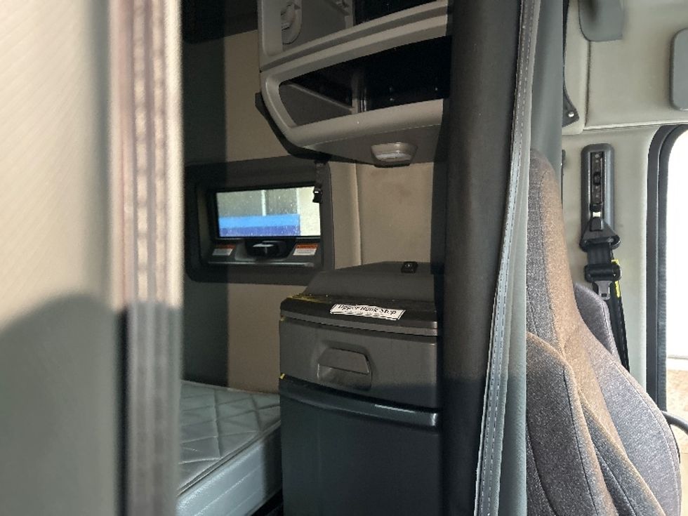 Sleeper Tractor-Heavy Duty Tractors-Volvo-2022-VNL64760-Montgomery-NY-222,743\n\t\tmiles-$ 91,750 - Image 18