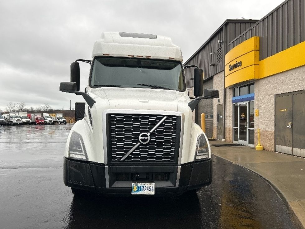Sleeper Tractor-Heavy Duty Tractors-Volvo-2022-VNL64760-Montgomery-NY-222,743\n\t\tmiles-$ 91,750 - Image 2