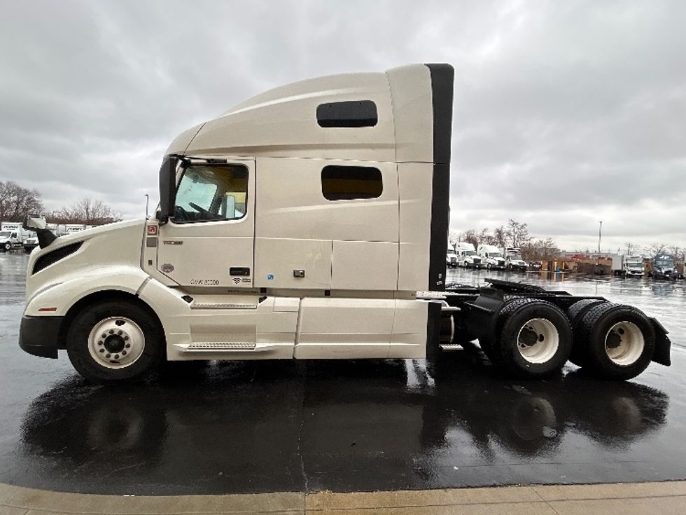 Sleeper Tractor-Heavy Duty Tractors-Volvo-2022-VNL64760-Montgomery-NY-222,743\n\t\tmiles-$ 91,750 - Image 4