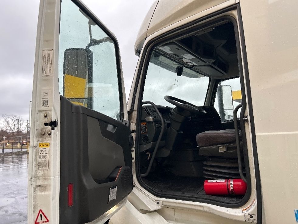 Sleeper Tractor-Heavy Duty Tractors-Volvo-2022-VNL64760-Montgomery-NY-222,743\n\t\tmiles-$ 91,750 - Image 9