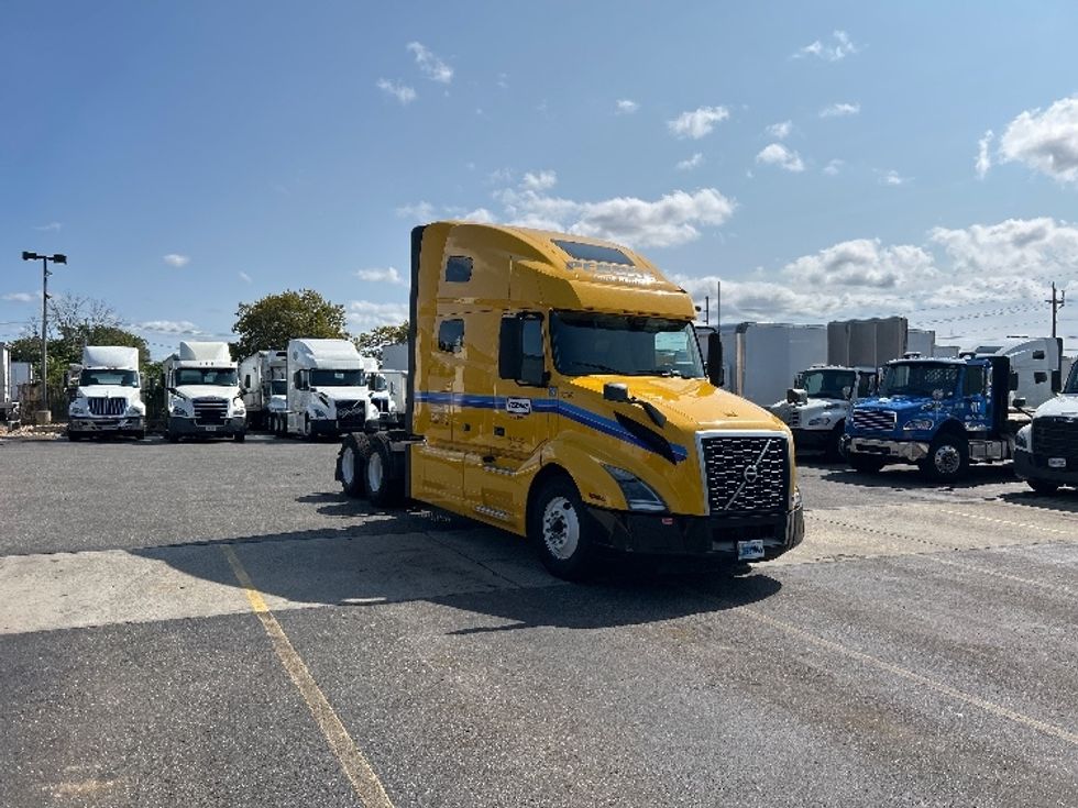 Sleeper Tractor-Heavy Duty Tractors-Volvo-2022-VNL64760-Montgomery-NY-260,738\n\t\tmiles-$ 89,250 - Image 1