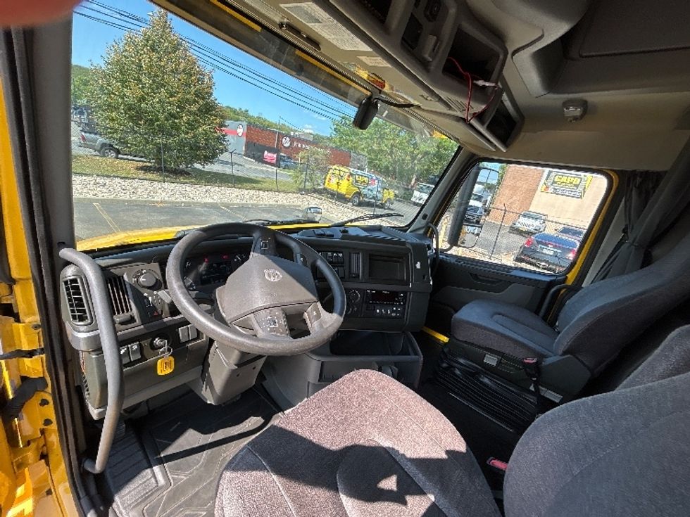 Sleeper Tractor-Heavy Duty Tractors-Volvo-2022-VNL64760-Montgomery-NY-260,738\n\t\tmiles-$ 89,250 - Image 11