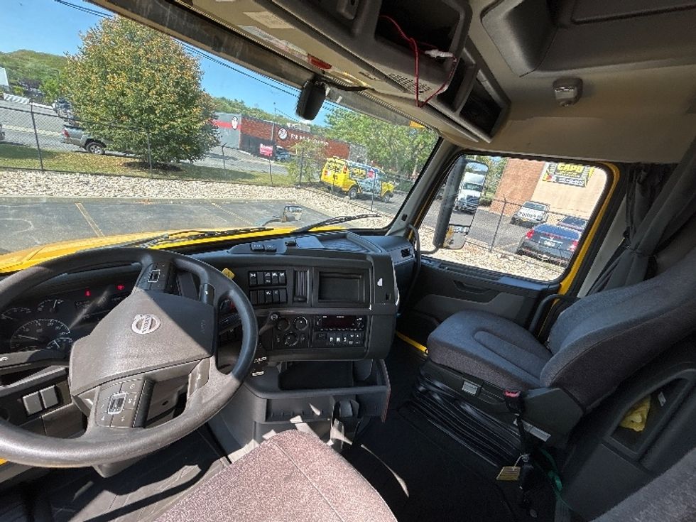 Sleeper Tractor-Heavy Duty Tractors-Volvo-2022-VNL64760-Montgomery-NY-260,738\n\t\tmiles-$ 89,250 - Image 12