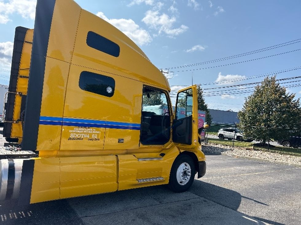 Sleeper Tractor-Heavy Duty Tractors-Volvo-2022-VNL64760-Montgomery-NY-260,738\n\t\tmiles-$ 89,250 - Image 13