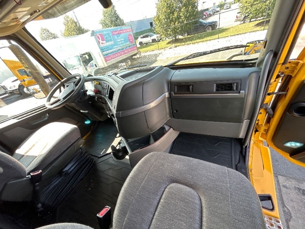 Sleeper Tractor-Heavy Duty Tractors-Volvo-2022-VNL64760-Montgomery-NY-260,738\n\t\tmiles-$ 89,250 - Image 14