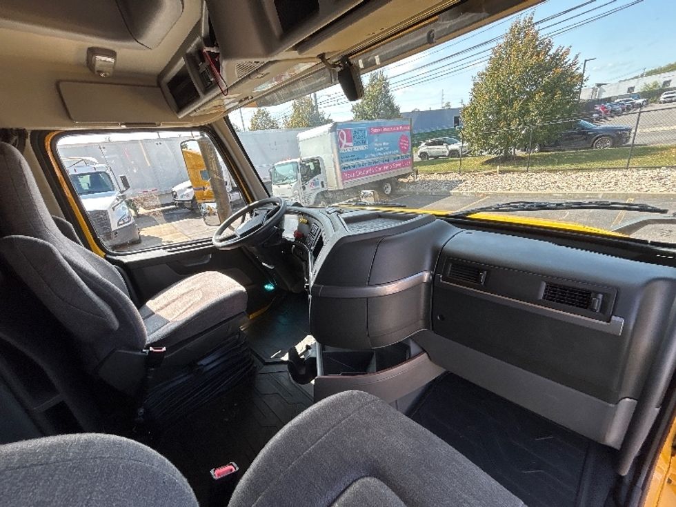 Sleeper Tractor-Heavy Duty Tractors-Volvo-2022-VNL64760-Montgomery-NY-260,738\n\t\tmiles-$ 89,250 - Image 15