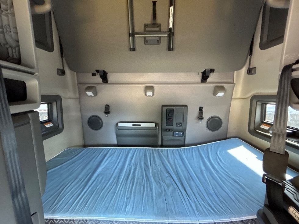 Sleeper Tractor-Heavy Duty Tractors-Volvo-2022-VNL64760-Montgomery-NY-260,738\n\t\tmiles-$ 89,250 - Image 16