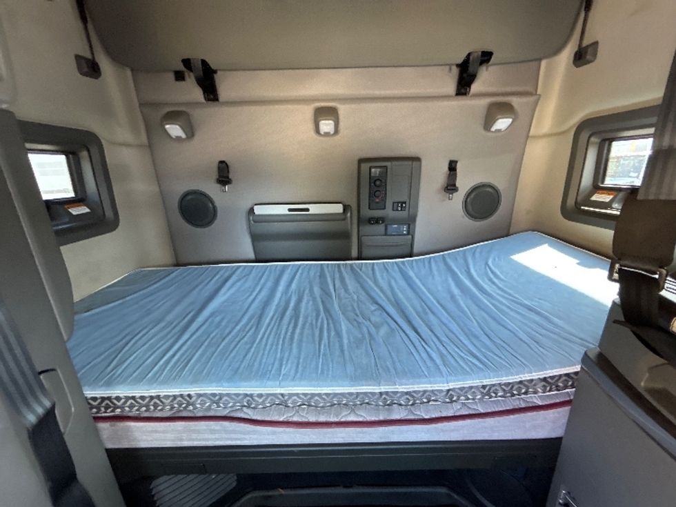 Sleeper Tractor-Heavy Duty Tractors-Volvo-2022-VNL64760-Montgomery-NY-260,738\n\t\tmiles-$ 89,250 - Image 17