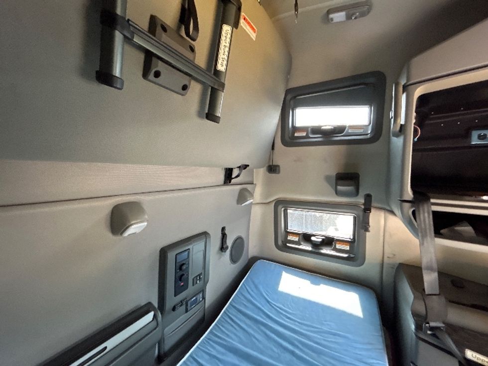 Sleeper Tractor-Heavy Duty Tractors-Volvo-2022-VNL64760-Montgomery-NY-260,738\n\t\tmiles-$ 89,250 - Image 18