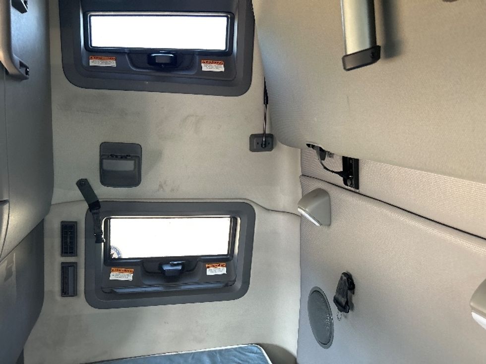 Sleeper Tractor-Heavy Duty Tractors-Volvo-2022-VNL64760-Montgomery-NY-260,738\n\t\tmiles-$ 89,250 - Image 19