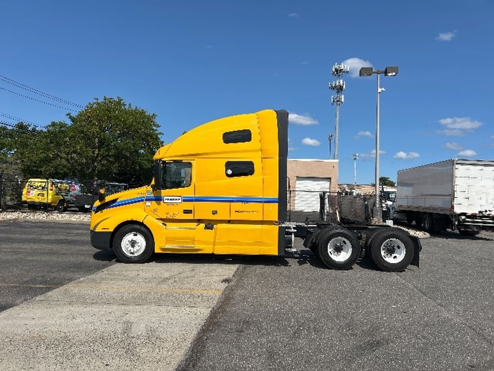 Sleeper Tractor-Heavy Duty Tractors-Volvo-2022-VNL64760-Montgomery-NY-260,738\n\t\tmiles-$ 89,250 - Image 4