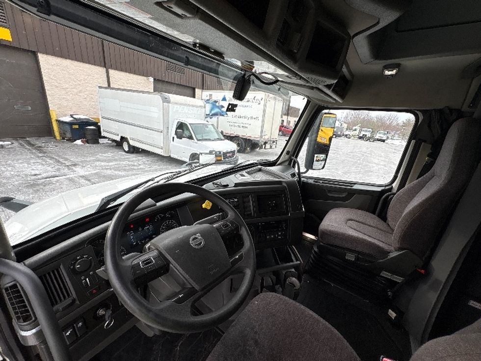 Sleeper Tractor-Heavy Duty Tractors-Volvo-2022-VNL64760-Montgomery-NY-498,020\n\t\tmiles-$ 68,500 - Image 10