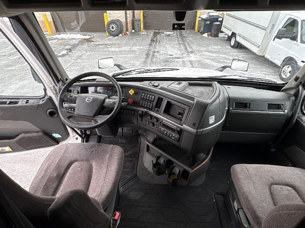 Sleeper Tractor-Heavy Duty Tractors-Volvo-2022-VNL64760-Montgomery-NY-498,020\n\t\tmiles-$ 68,500 - Image 12