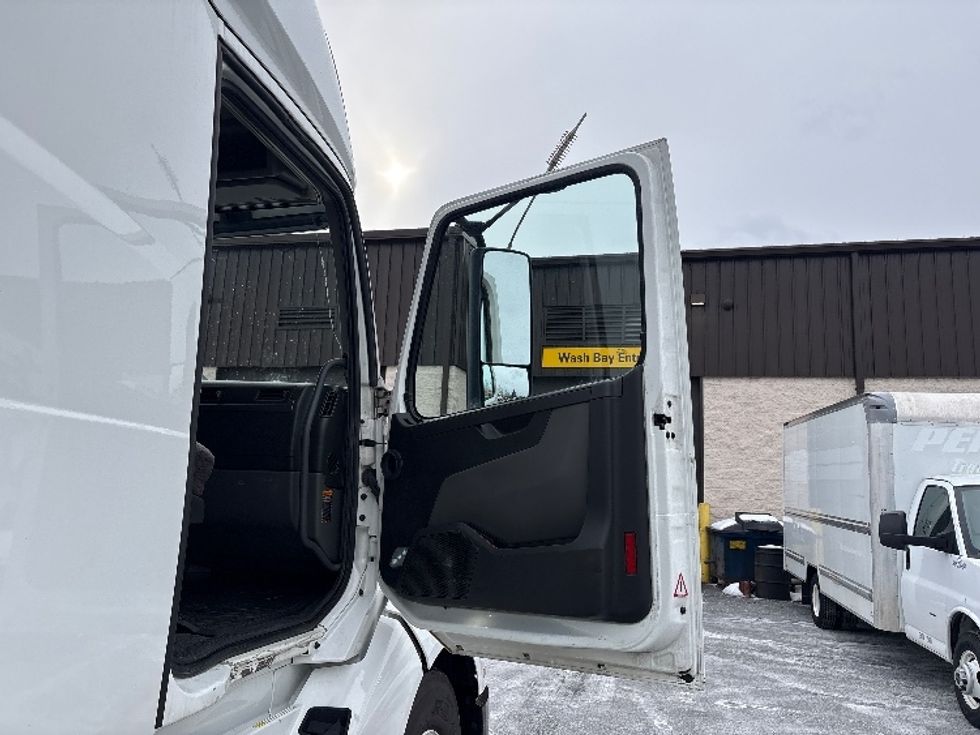 Sleeper Tractor-Heavy Duty Tractors-Volvo-2022-VNL64760-Montgomery-NY-498,020\n\t\tmiles-$ 68,500 - Image 13