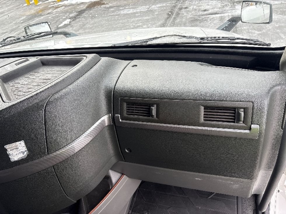 Sleeper Tractor-Heavy Duty Tractors-Volvo-2022-VNL64760-Montgomery-NY-498,020\n\t\tmiles-$ 68,500 - Image 14