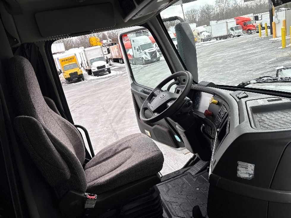 Sleeper Tractor-Heavy Duty Tractors-Volvo-2022-VNL64760-Montgomery-NY-498,020\n\t\tmiles-$ 68,500 - Image 15