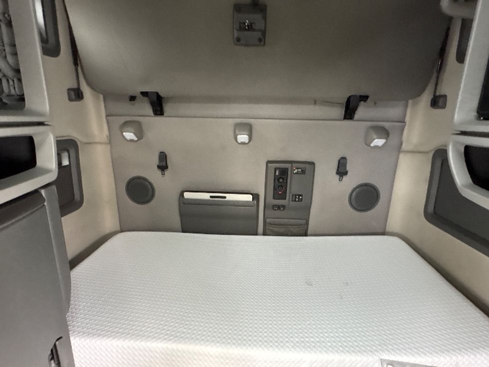 Sleeper Tractor-Heavy Duty Tractors-Volvo-2022-VNL64760-Montgomery-NY-498,020\n\t\tmiles-$ 68,500 - Image 16