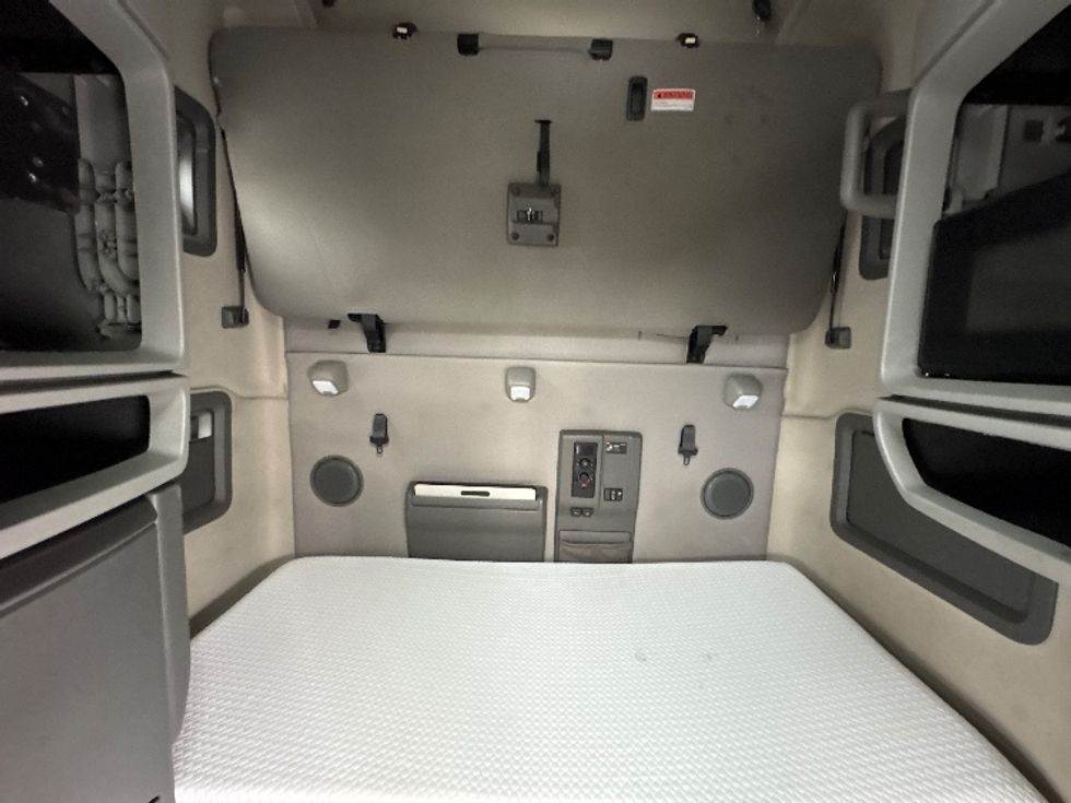 Sleeper Tractor-Heavy Duty Tractors-Volvo-2022-VNL64760-Montgomery-NY-498,020\n\t\tmiles-$ 68,500 - Image 17