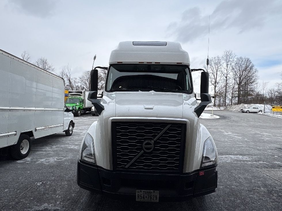 Sleeper Tractor-Heavy Duty Tractors-Volvo-2022-VNL64760-Montgomery-NY-498,020\n\t\tmiles-$ 68,500 - Image 2