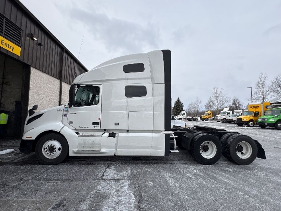 Sleeper Tractor-Heavy Duty Tractors-Volvo-2022-VNL64760-Montgomery-NY-498,020\n\t\tmiles-$ 68,500 - Image 4
