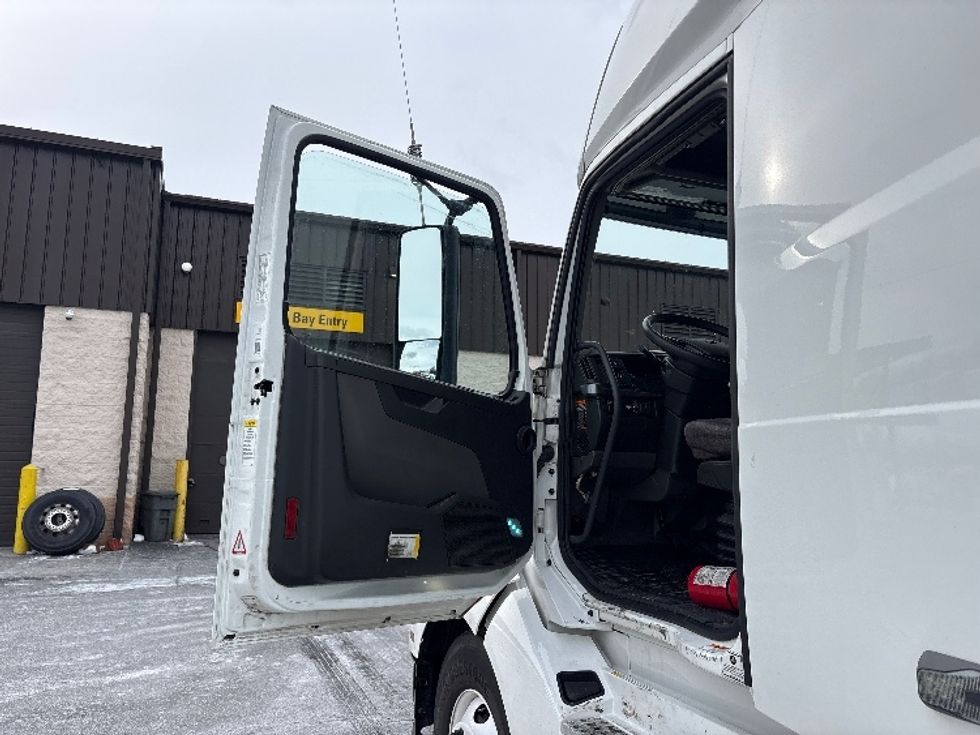 Sleeper Tractor-Heavy Duty Tractors-Volvo-2022-VNL64760-Montgomery-NY-498,020\n\t\tmiles-$ 68,500 - Image 9