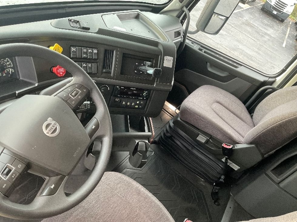 Sleeper Tractor-Heavy Duty Tractors-Volvo-2022-VNL64760-Mount Pleasant-PA-304,013\n\t\tmiles-$ 90,000 - Image 10