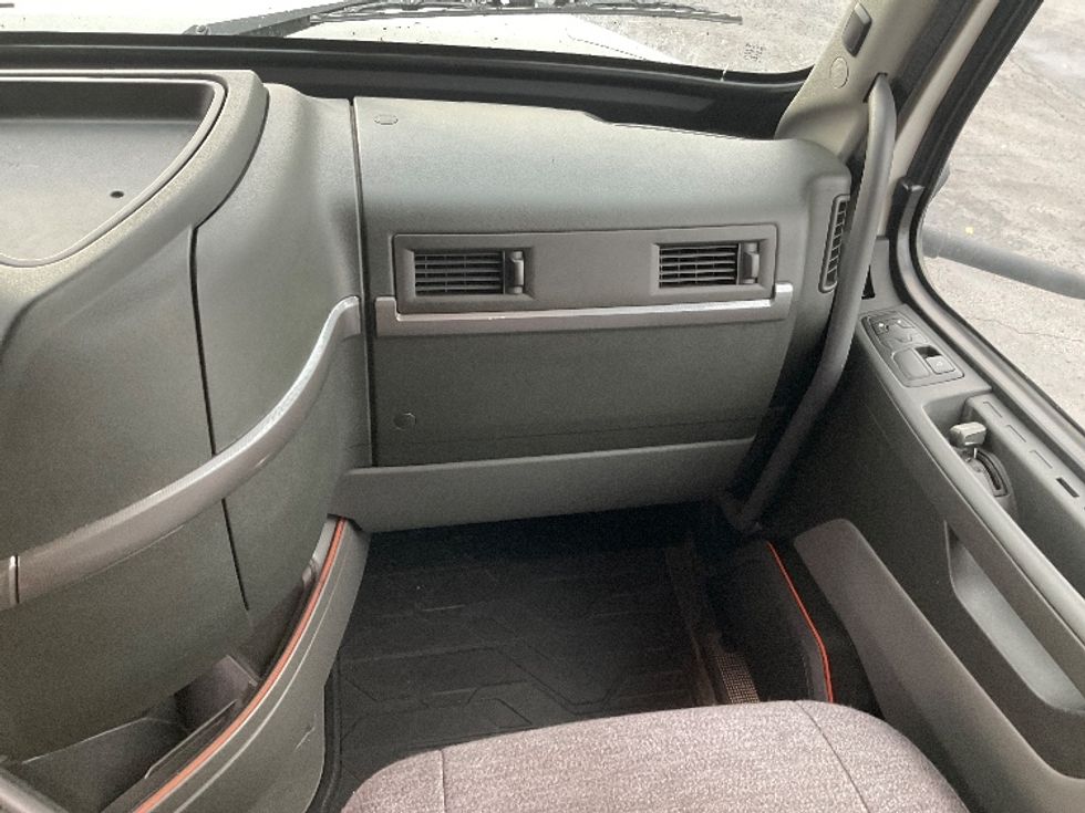 Sleeper Tractor-Heavy Duty Tractors-Volvo-2022-VNL64760-Mount Pleasant-PA-304,013\n\t\tmiles-$ 90,000 - Image 14