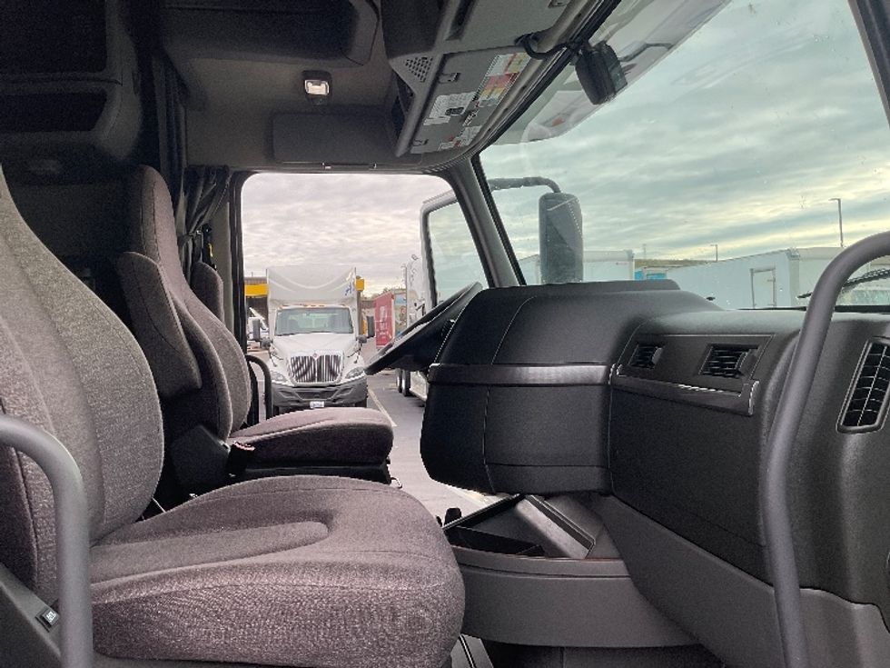 Sleeper Tractor-Heavy Duty Tractors-Volvo-2022-VNL64760-Mount Pleasant-PA-304,013\n\t\tmiles-$ 90,000 - Image 15