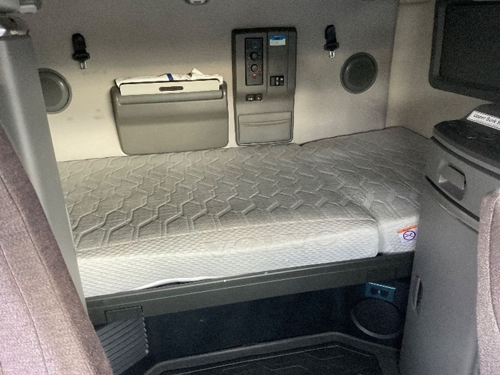 Sleeper Tractor-Heavy Duty Tractors-Volvo-2022-VNL64760-Mount Pleasant-PA-304,013\n\t\tmiles-$ 90,000 - Image 16