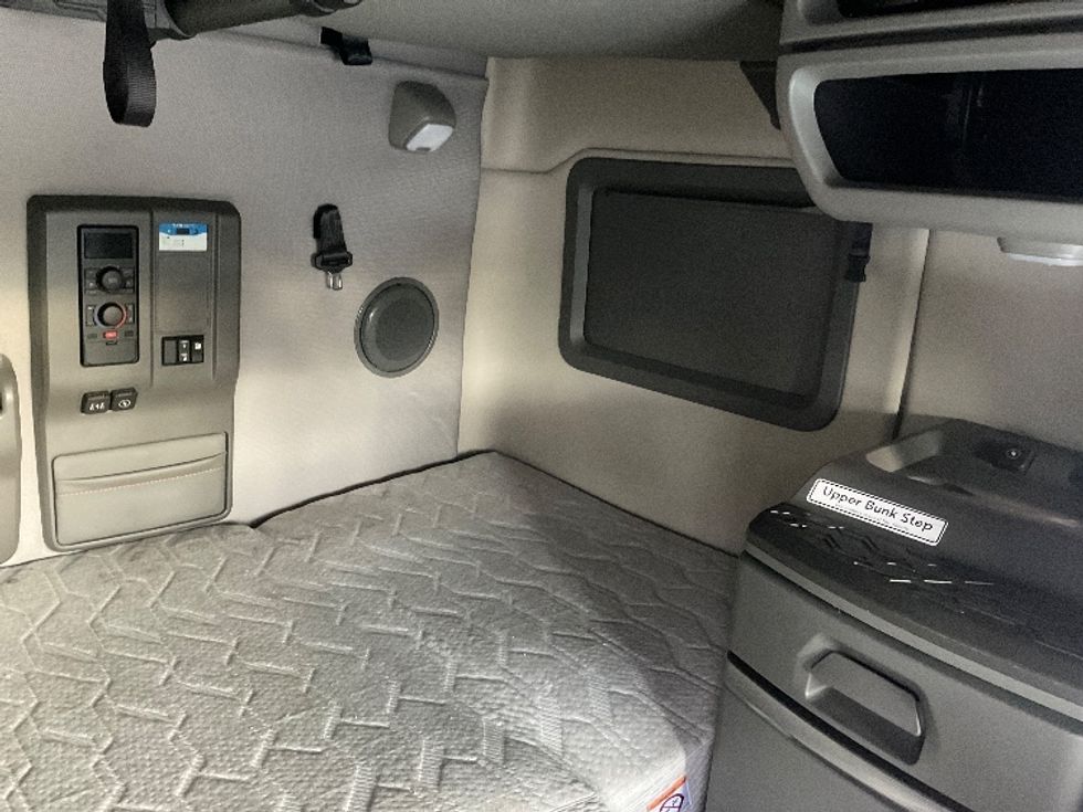 Sleeper Tractor-Heavy Duty Tractors-Volvo-2022-VNL64760-Mount Pleasant-PA-304,013\n\t\tmiles-$ 90,000 - Image 17