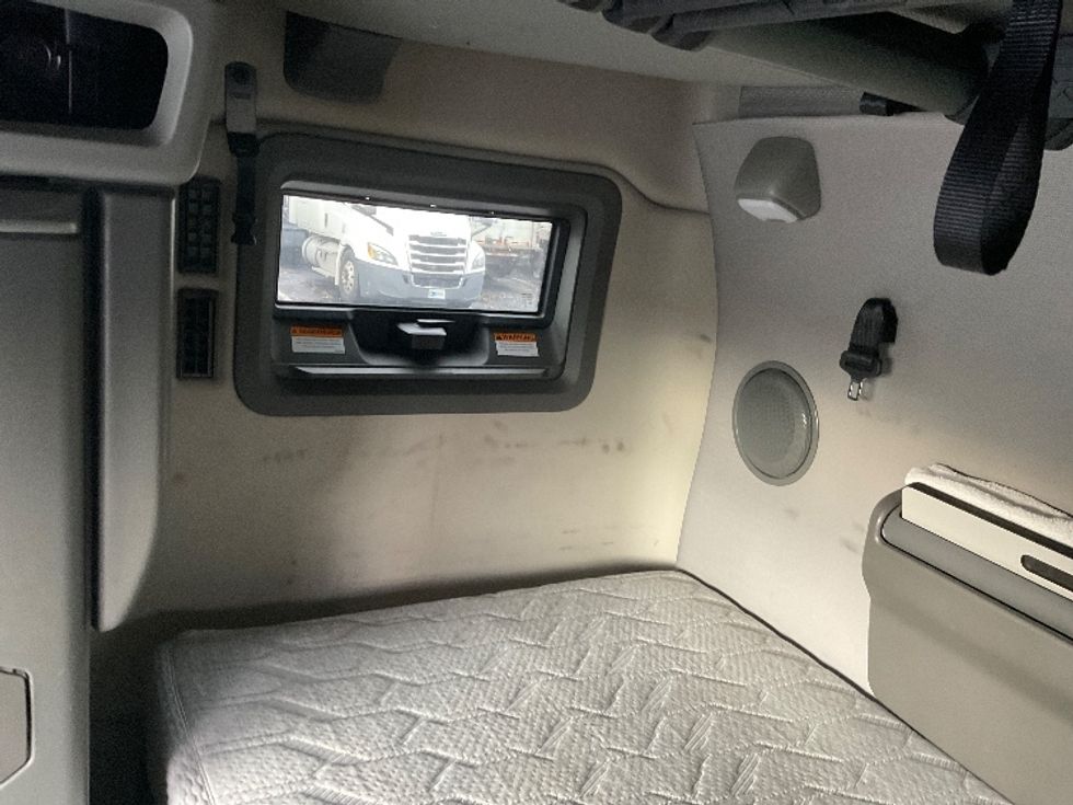 Sleeper Tractor-Heavy Duty Tractors-Volvo-2022-VNL64760-Mount Pleasant-PA-304,013\n\t\tmiles-$ 90,000 - Image 19