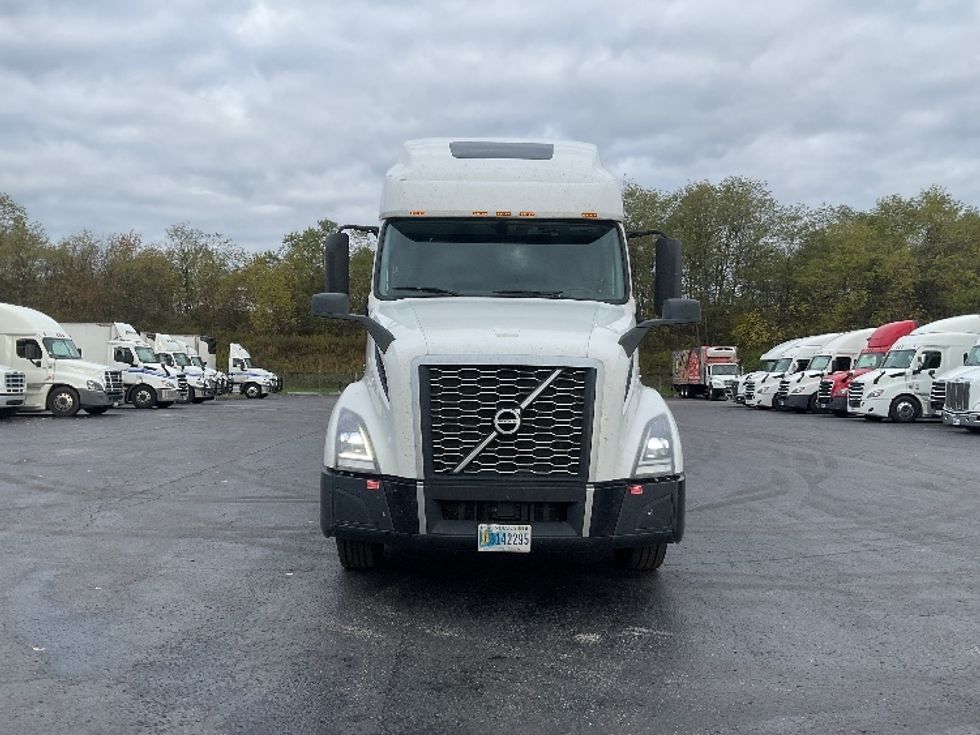 Sleeper Tractor-Heavy Duty Tractors-Volvo-2022-VNL64760-Mount Pleasant-PA-304,013\n\t\tmiles-$ 90,000 - Image 2