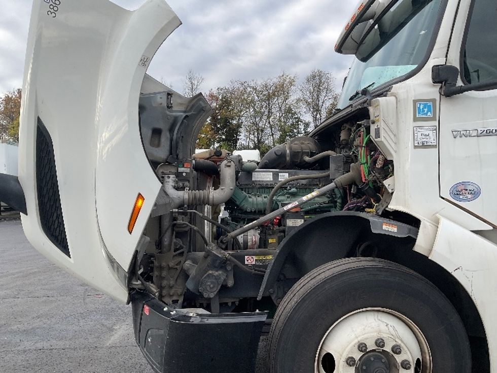 Sleeper Tractor-Heavy Duty Tractors-Volvo-2022-VNL64760-Mount Pleasant-PA-304,013\n\t\tmiles-$ 90,000 - Image 21